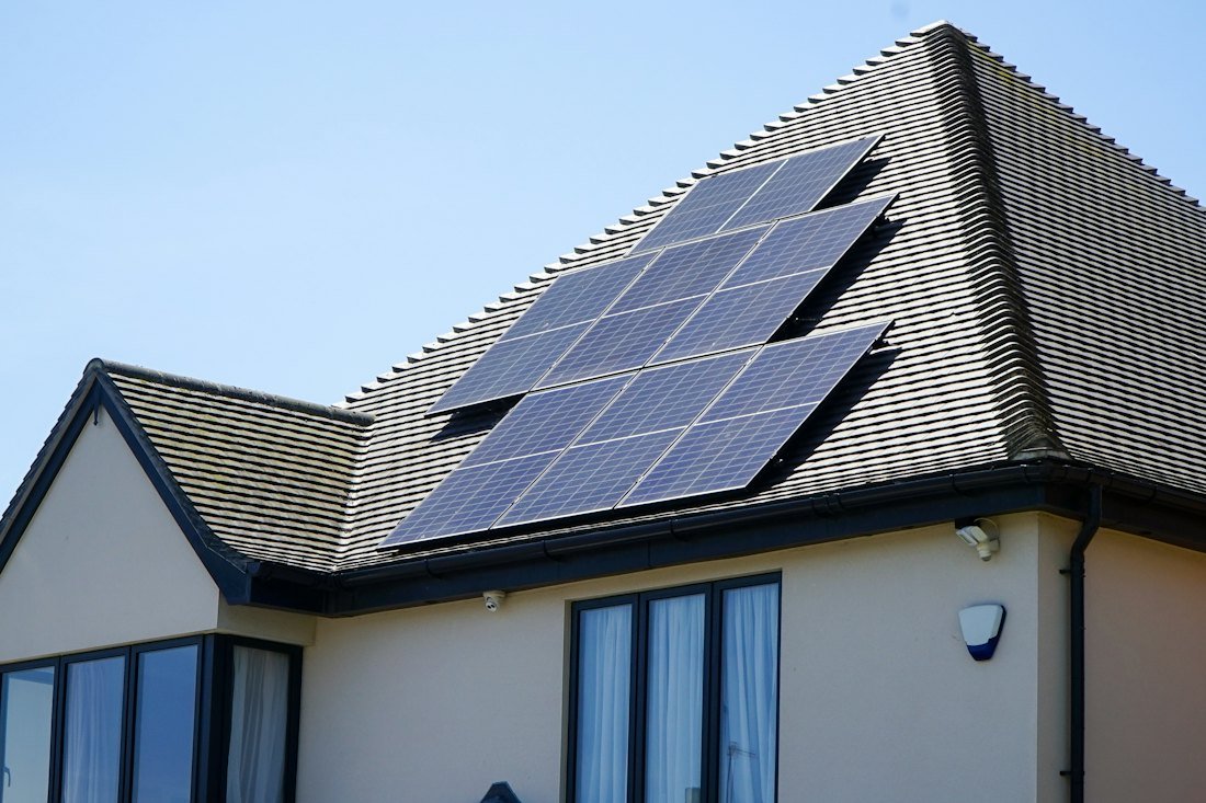 Placas solares sobre un tejado