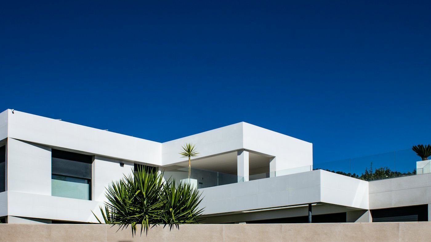 Vivienda moderna de fachada blanca y cubierta plana