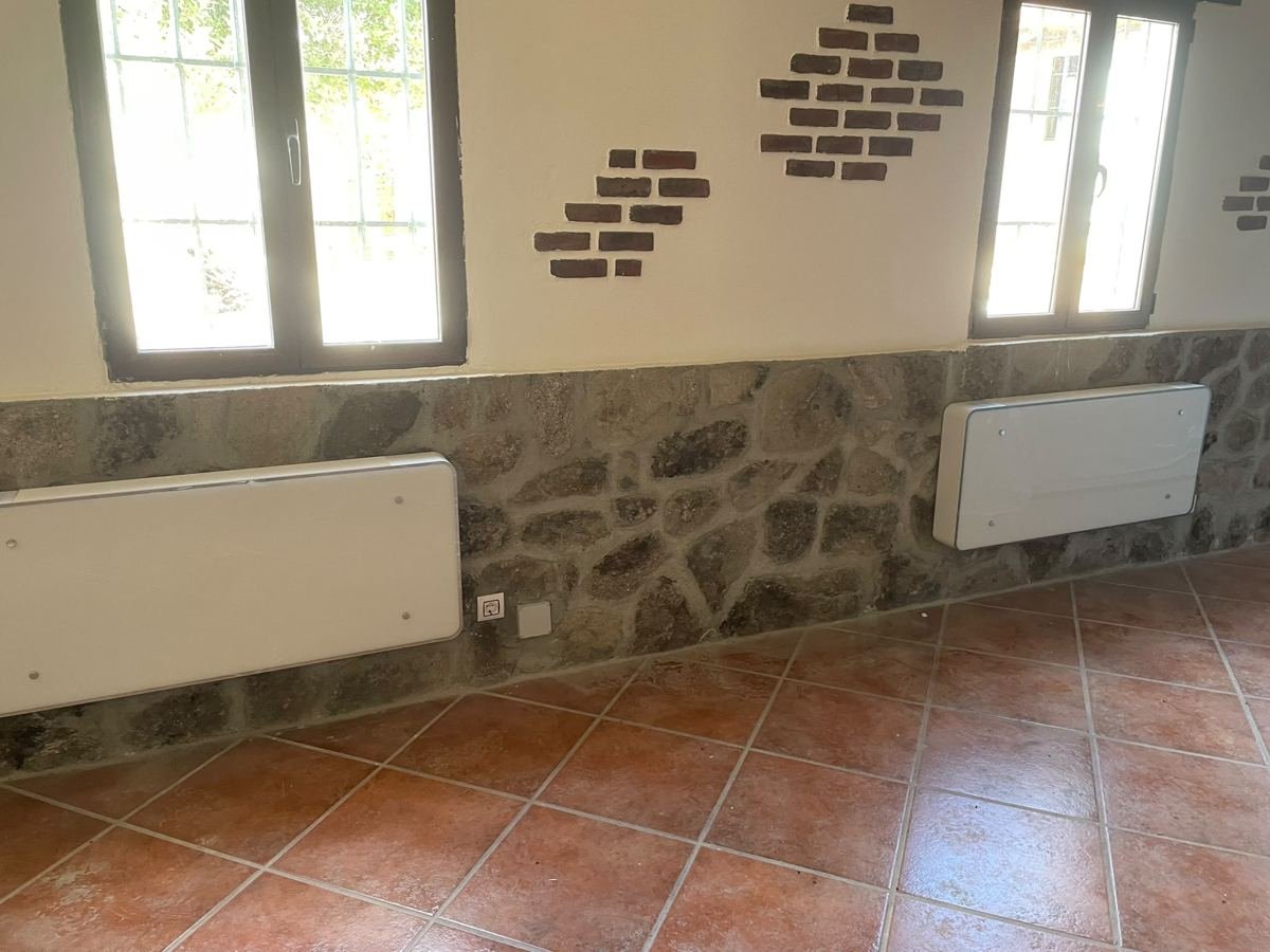 Dos fancoils de pared instalados sobre zócalo de piedra