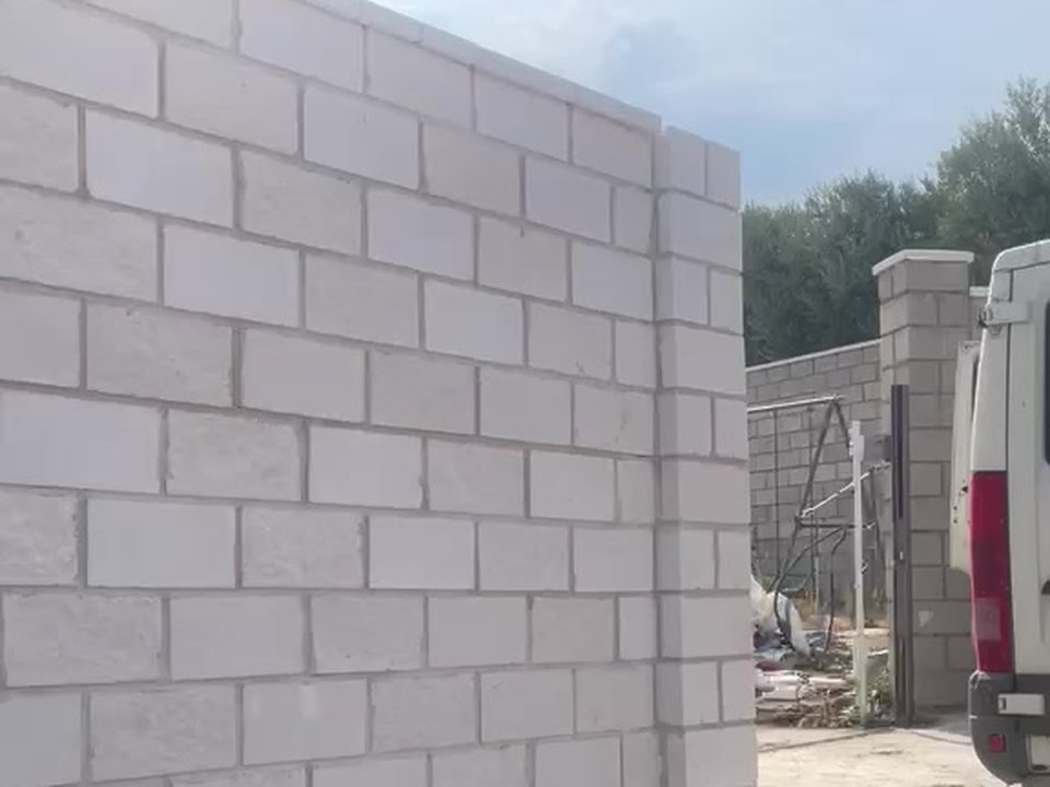 Tramo final del muro de bloque split