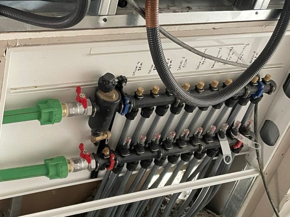 Colector de suelo radiante con sus circuitos conectados y caudalímetros
